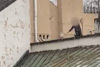 Drama na Vyšehradě: Feťák házel ze střechy beton, pak chtěl spáchat sebevraždu!