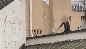 Muž házel 6. ledna 2021 ze střechy jednoho z domů v Praze 4 beton.