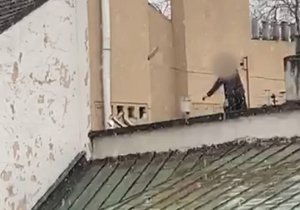 Muž házel 6. ledna 2021 ze střechy jednoho z domů v Praze 4 beton.