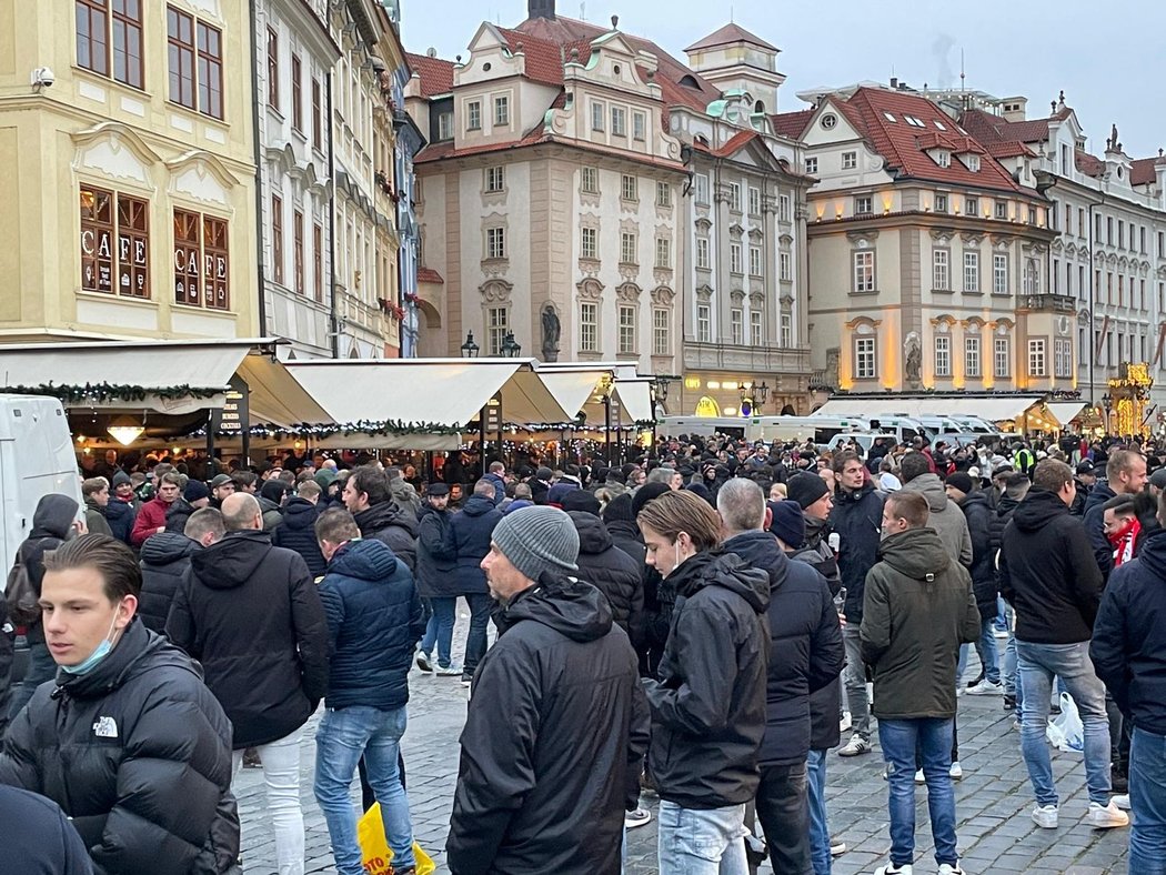 Nizozemští fanoušci na Staroměstském náměstí. (25. listopadu 2021)