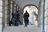 Telefonáty od zoufalých rodičů i hrdinství studentů! Záchranáři, hasiči i policisté promluvili o zásahu na FF