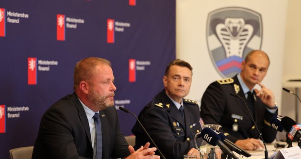 Tisková konference finanční správy, celníků i policie k organizovanému zločinu, za nímž stojí provozovatelé taxislužeb.
