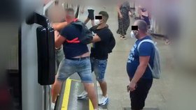 Tři muži napadli v metru jiného, který se zastal ženy, již obtěžovali.