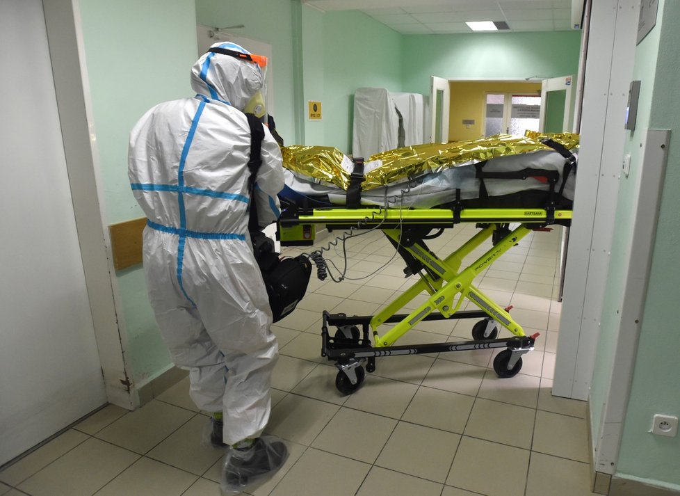 Zdravotníci 6. listopadu 2020 přivážejí do pražské Fakultní nemocnice v Motole nosítka s pacientem nakaženým koronavirem. Sanitky přivezly pět pacientů z nemocnic ve Zlíně, Uherském Hradišti a Kroměříži.