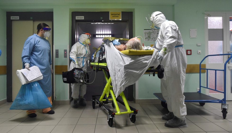 Zdravotníci 6. listopadu 2020 přivážejí do pražské Fakultní nemocnice v Motole nosítka s pacientem nakaženým koronavirem. Sanitky přivezly pět pacientů z nemocnic ve Zlíně, Uherském Hradišti a Kroměříži.