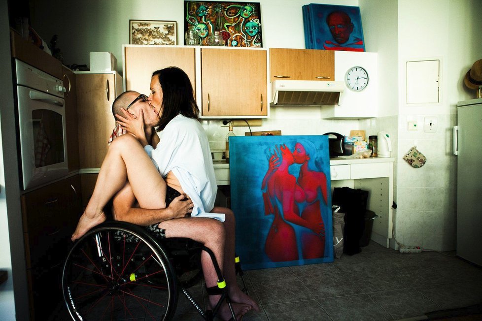 Sexuální asistentka a později i přítelkyně handicapovaného Tomášem. „Love is my religion“ (Láska je mé náboženství)