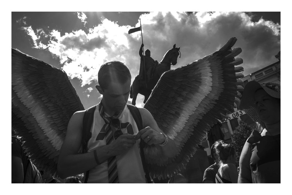 Čestné uznání poroty v kategorii Kronika hlavního města obdržel Zdeněk Velen za fotografie z loňského Prague Pride.