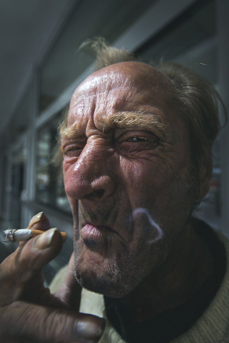 Čestné uznání poroty v kategorii Lidé v Praze obdržel od poroty Martin Schubert. Fotografie je nazvaná Cigareta.