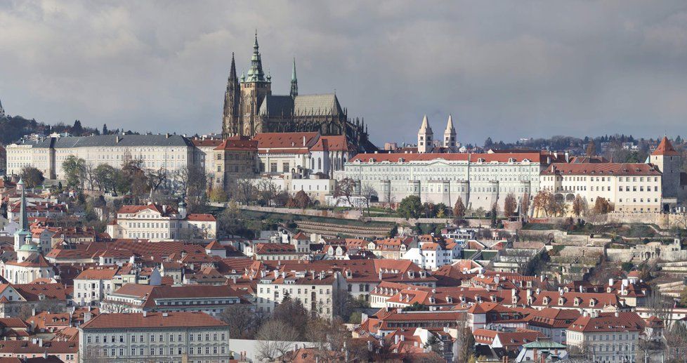 Mezi výrazné dominanty patří i Pražský hrad, který si můžete na fotografiích prohlédnout velmi podrobně. Ze střechy Staroměstské radnice ke střeše chrámu sv. Víta to je vzduchem 1,5 kilometru.