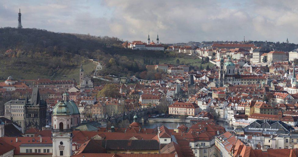 Ze Staroměstské radnice lze dohlédnout až na konec Karlova mostu. Vzdušnou čarou je konec slavného mostu vzdálený asi 895 metrů od věže.