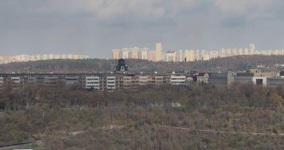 Mezi nejvzdálenější místa, která lze ze Staroměstské radnice vidět patří sídliště v Bohnicích. Vzdušnou čarou je vzdálené přibližně 4,5 kilometrů.