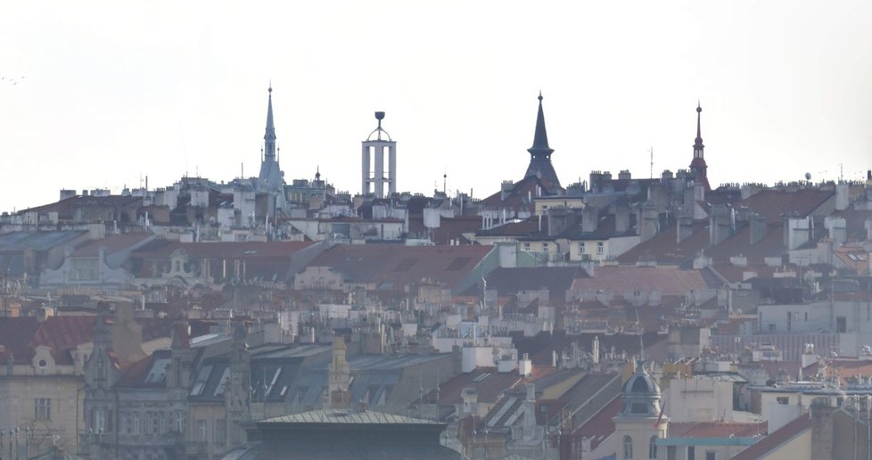 Z Vršovic vykukuje střecha kostela sv. Václava, který navrhl Josef Gočár. Ze Staroměstské radnice je to sem vzduchem 3,4 kilometrů daleko.