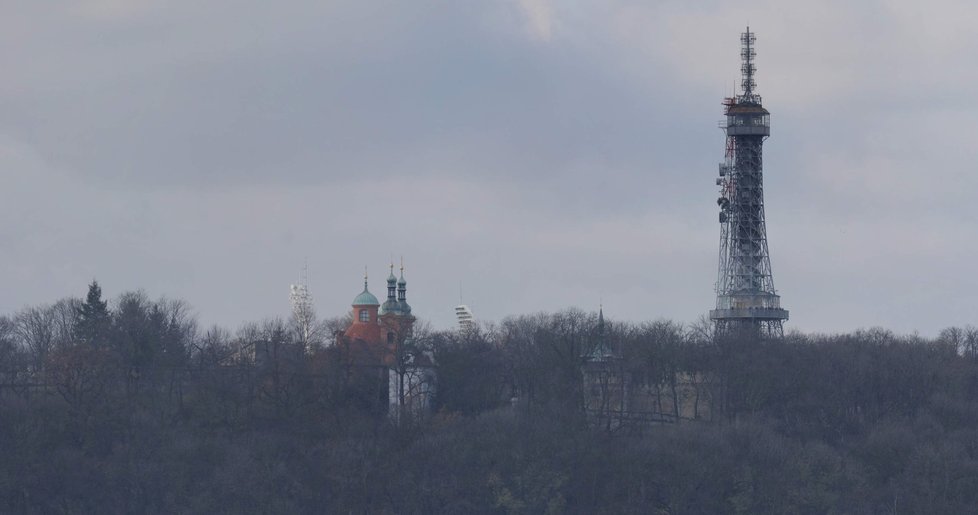 Fotograf zachytil i Petřínskou rozhlednu, za níž se ukrývají světla Strahovského stadionu. Vzdušnou čarou je první stavba vzdálená 1,87 kilometru a druhá 2,46 kilometru.