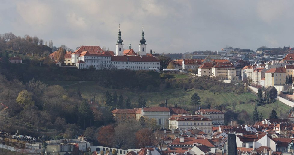 O kousek dál od Pražského hradu vyhlíží Strahovský klášter. Z věže je vzdálený asi 2,46 kilometrů.