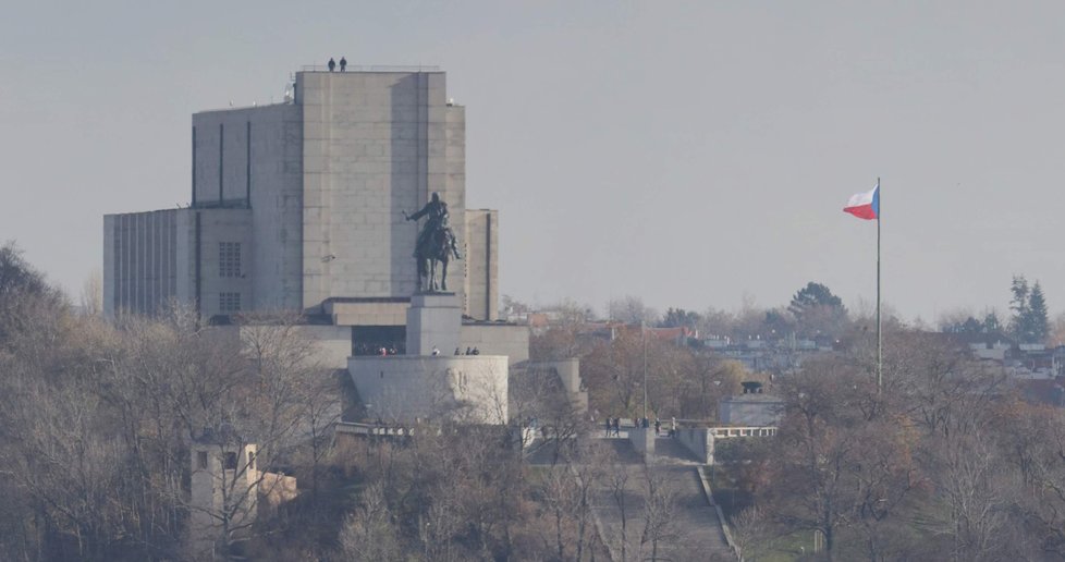 Ze Staroměstské radnice lze dohlédnout až pod kopyta Žižkova koně na Vítkově. Vrtulníkem byste cestovali pouze 2,1 kilometrů.