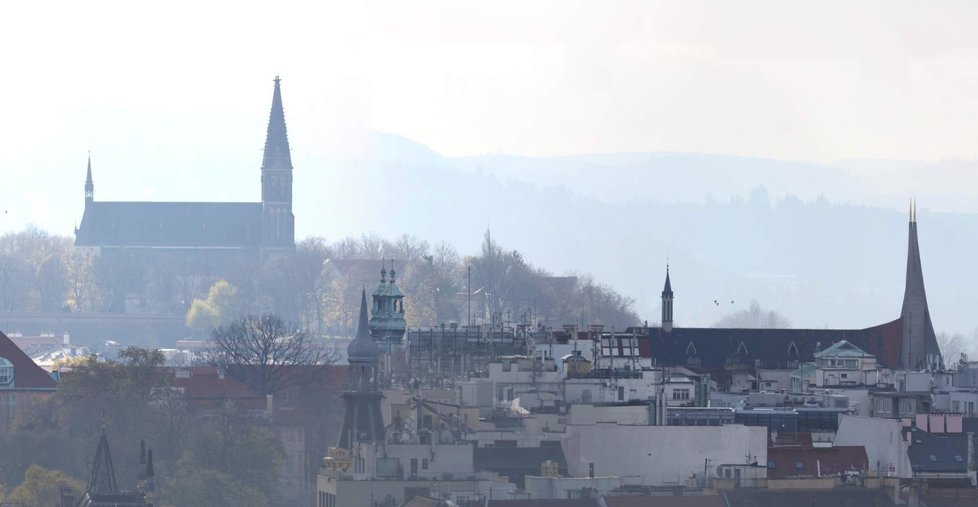 Před Vyšehradem pozoruje Vltavu Emauzský klášter se svojí typickou střechou. K Vyšehradu je to vzdušnou čarou 2,5 kilometrů a ke klášteru pouze 1,7 kilometrů