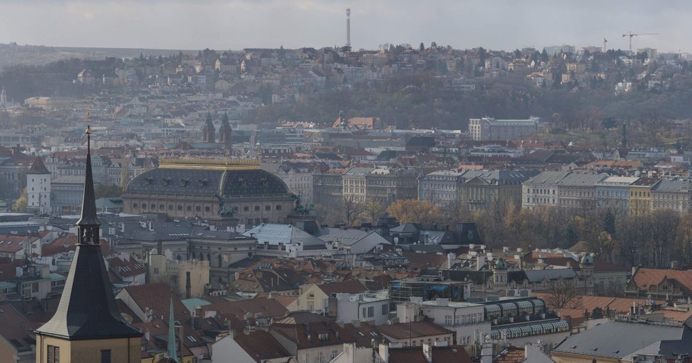 Jednou z nejbližších budov vzdušnou čárou ke Staroměstské radnici je Národní divadlo. Pokud byste uměli létat, uletíte jen 800 metrů.