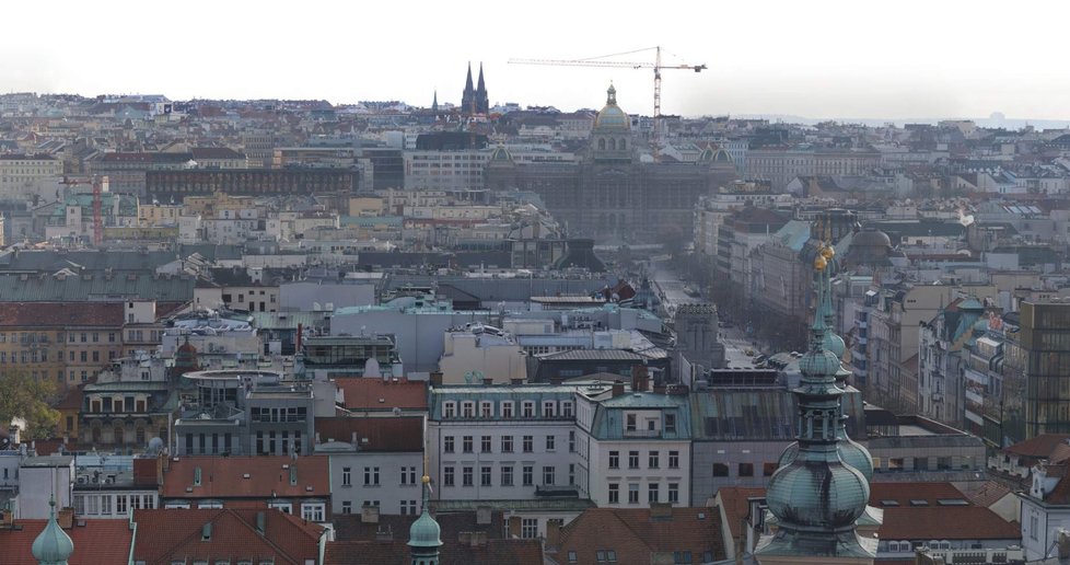 Z věže je krásný výhled na Václavské náměstí, které uzavírá budova Národního muzea. Od radnice je to sem asi 1,16 kilometru.