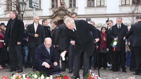 Český prezident i premiér uctili památku obětí teroristických útoků v Paříži.