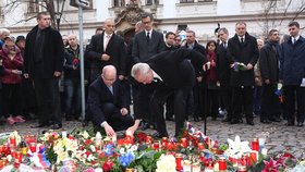 Český prezident i premiér uctili památku obětí teroristických útoků v Paříži.