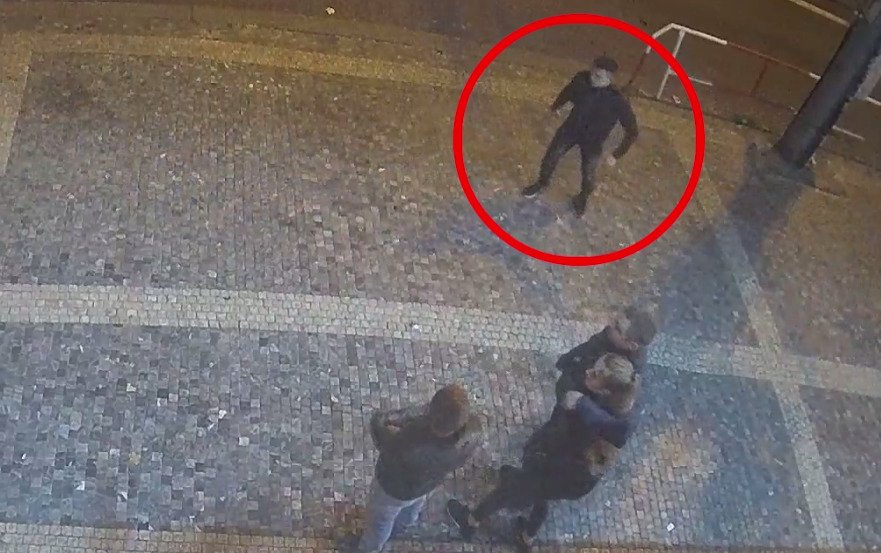 Muž ve Francouzské ulici zákeřně napadl druhého.