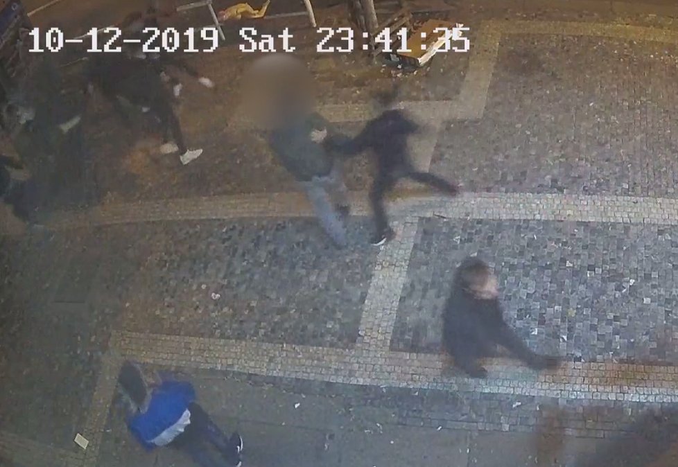 Muž ve Francouzské ulici zákeřně napadl druhého.