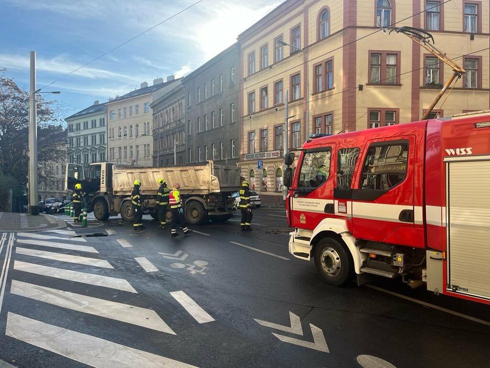 Nehoda ve Francouzské ulici na Vinohradech. (7. listopadu 2022)