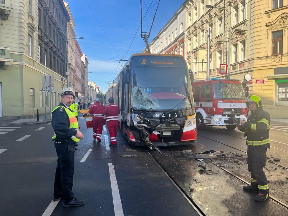 Nehoda ve Francouzské ulici na Vinohradech. (7. listopadu 2022)