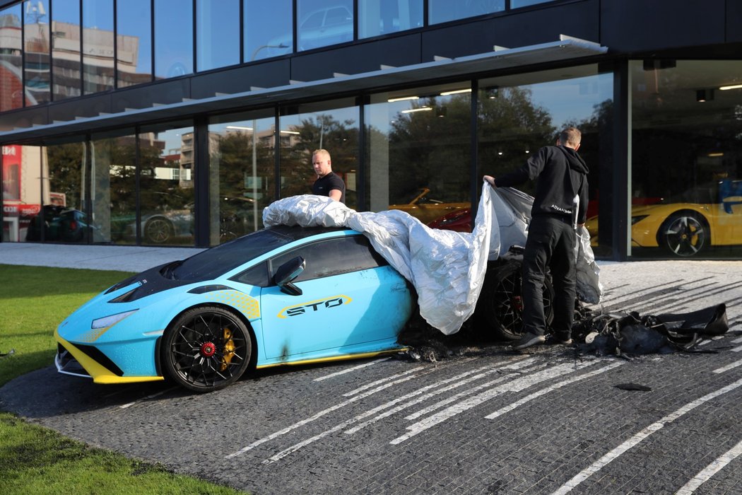 Ve Vysočanech shořelo luxusní lamborghini za 11 milionů.