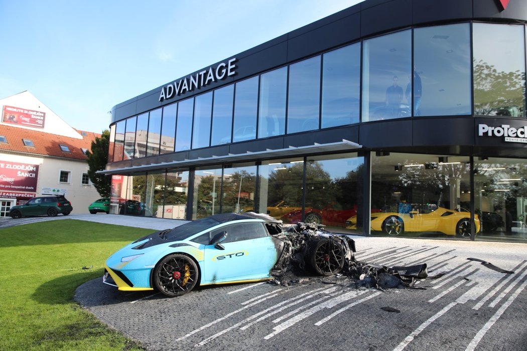 Ve Vysočanech shořelo luxusní lamborghini za 11 milionů.