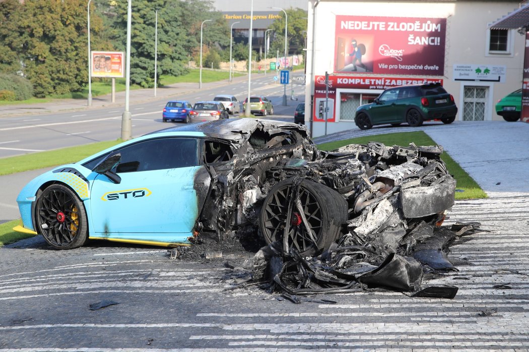 Ve Vysočanech shořelo luxusní lamborghini za 11 milionů.