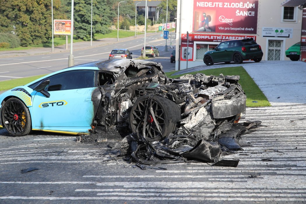 Ve Vysočanech shořelo luxusní lamborghini za 11 milionů.