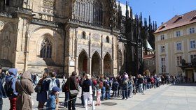 Obří fronty na Pražském hradě! Své objekty zpřístupnil lidem zdarma, dorazily tisíce českých turistů