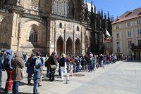 Velké manévry na Pražském hradě: 200 lidí museli evakuovat! Anonym nahlásil v areálu bombu
