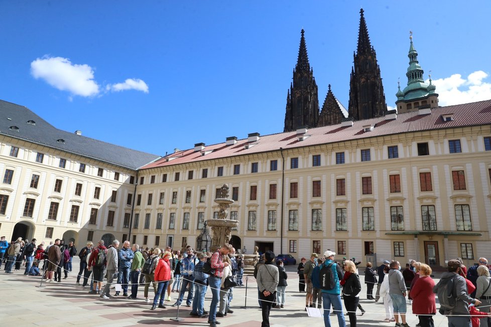 Návštěvníci stojí frontu 29. května 2020 v areálu Pražského hradu, kde lidé do pondělí 1. června nemusí platit vstupné. Zdarma se tak mohou podívat například do Vladislavského sálu, svatovítské katedrály či Zlaté uličky. Vedení Pražského hradu tak chce povzbudit turistický ruch na nejnavštěvovanější památce České republiky.