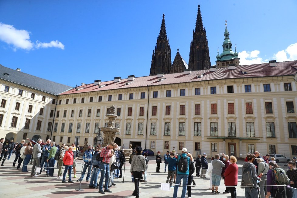 Návštěvníci stojí frontu 29. května 2020 v areálu Pražského hradu, kde lidé do pondělí 1. června nemusí platit vstupné. Zdarma se tak mohou podívat například do Vladislavského sálu, svatovítské katedrály či Zlaté uličky. Vedení Pražského hradu tak chce povzbudit turistický ruch na nejnavštěvovanější památce České republiky.