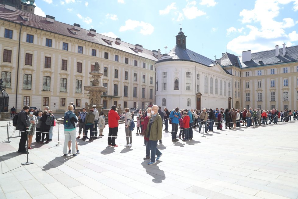 Návštěvníci stojí frontu 29. května 2020 v areálu Pražského hradu, kde lidé do pondělí 1. června nemusí platit vstupné. Zdarma se tak mohou podívat například do Vladislavského sálu, svatovítské katedrály či Zlaté uličky. Vedení Pražského hradu tak chce povzbudit turistický ruch na nejnavštěvovanější památce České republiky.