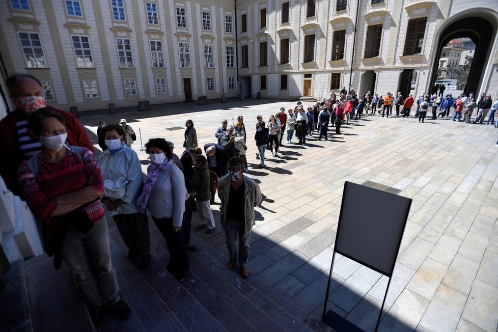 Návštěvníci stojí frontu 29. května 2020 v areálu Pražského hradu, kde lidé do pondělí 1. června nemusí platit vstupné. Zdarma se tak mohou podívat například do Vladislavského sálu, svatovítské katedrály či Zlaté uličky. Vedení Pražského hradu tak chce povzbudit turistický ruch na nejnavštěvovanější památce České republiky.