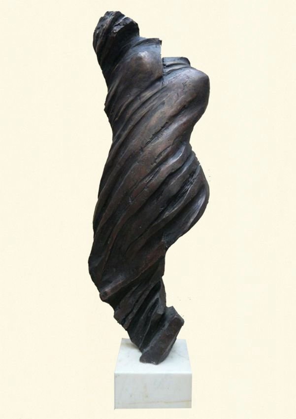 V Galerii 9 vystavuje své sochy Michal Moravec.