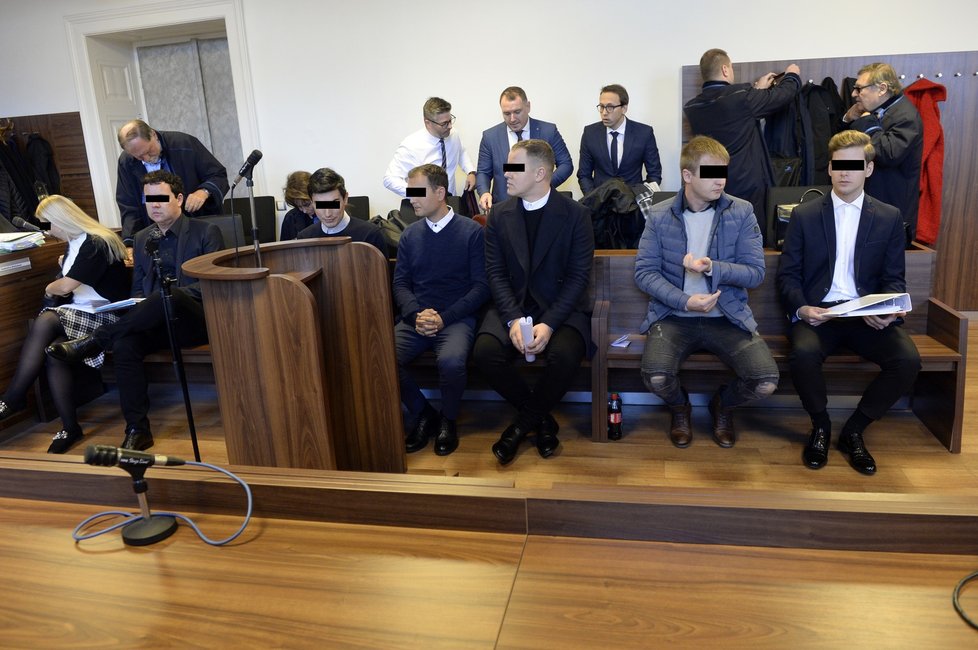Šest lidí stanulo před soudem kvůli kuplířství v pražském gayclubu.