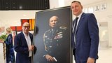 100 tisíc za fotografii generála Šišky! Praha 12 nákup hájí: Je vhodné si připomínat hrdiny