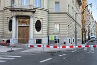 Komplikace na Masarykově nábřeží: Z budovy Goethe Institutu se zřítila část výzdoby