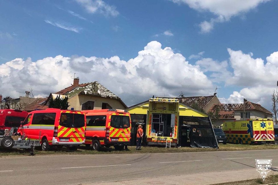 Pražští záchranáři pomáhali po ničivém tornádu na jižní Moravě.