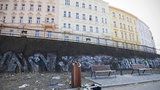 Praha 3 vyrazí do boje proti graffiti: Za 28 milionů vyčistí fasády stovek objektů