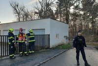 Policejní manévry na Bohdalci: Hledačka kovů našla na dětském hřišti granát!