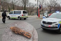 Nebezpečí v centru Prahy! Hledač našel ve Vltavě ostrou munici, okolí Žofína bylo zavřené