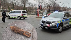 Nebezpečí v centru Prahy! Hledač našel ve Vltavě ostrou munici, okolí Žofína bylo zavřené