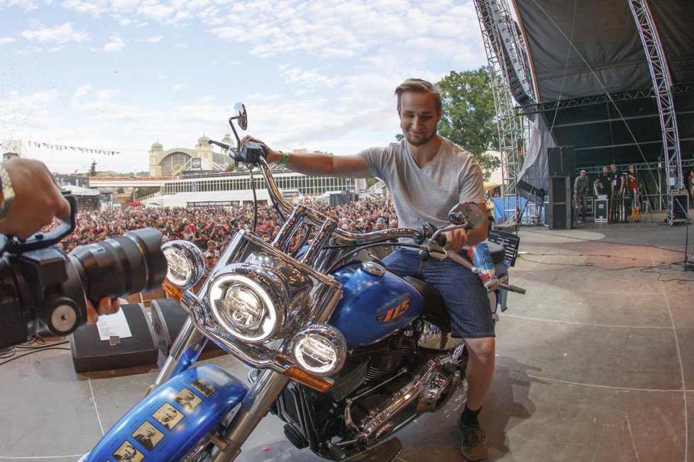 Sympatický Daniel Smejkal nemohl uvěřit, že vyhrál modrý stroj Harley-Davidson.