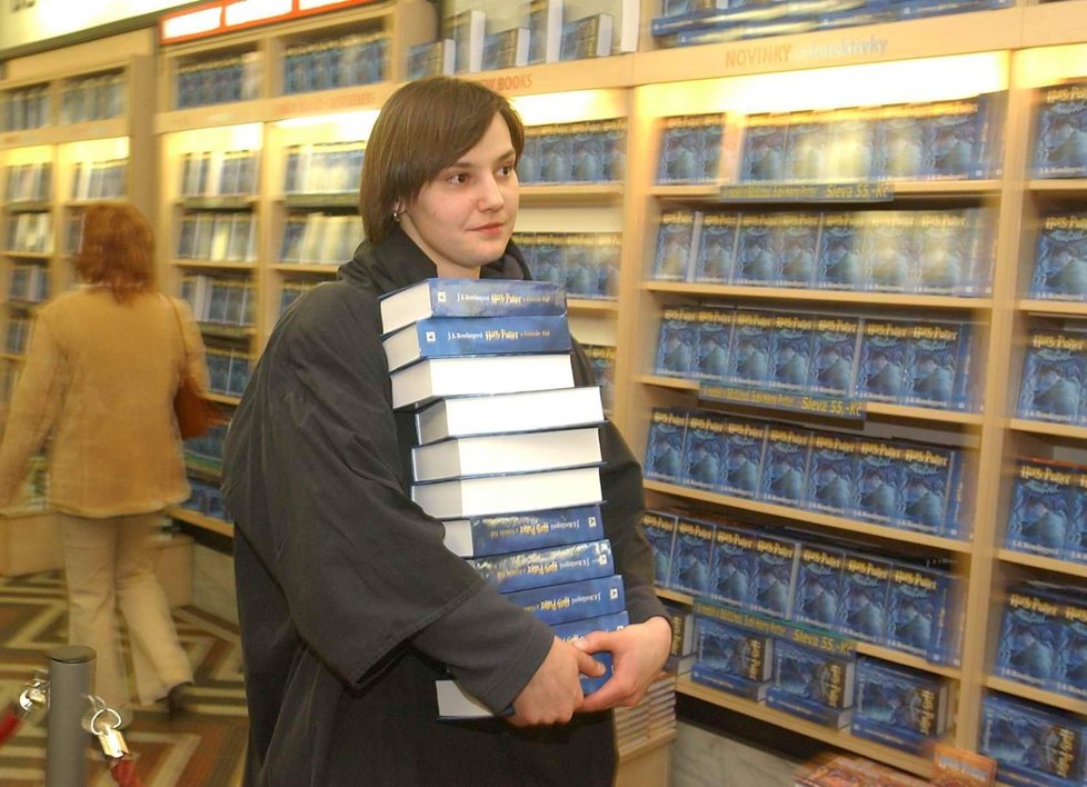 Knihy Harryho Pottera u nás vychází o roku 2000.
