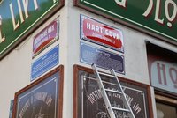 Hartigova místo Koněvovy: Praha 3 začala s instalací uličních nápisů. Co vše si musí obyvatelé vyřídit?